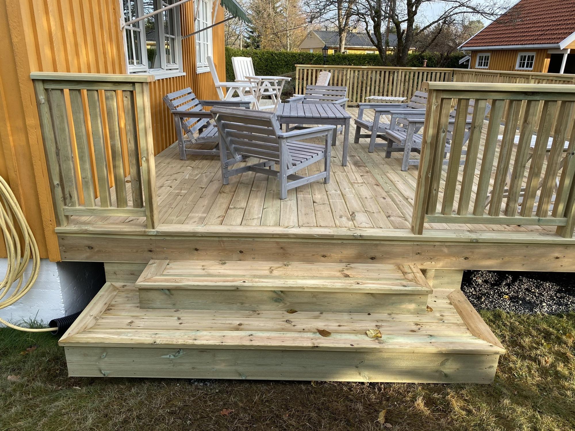 Terrasse med trapp, rekkverk og hagemøbler